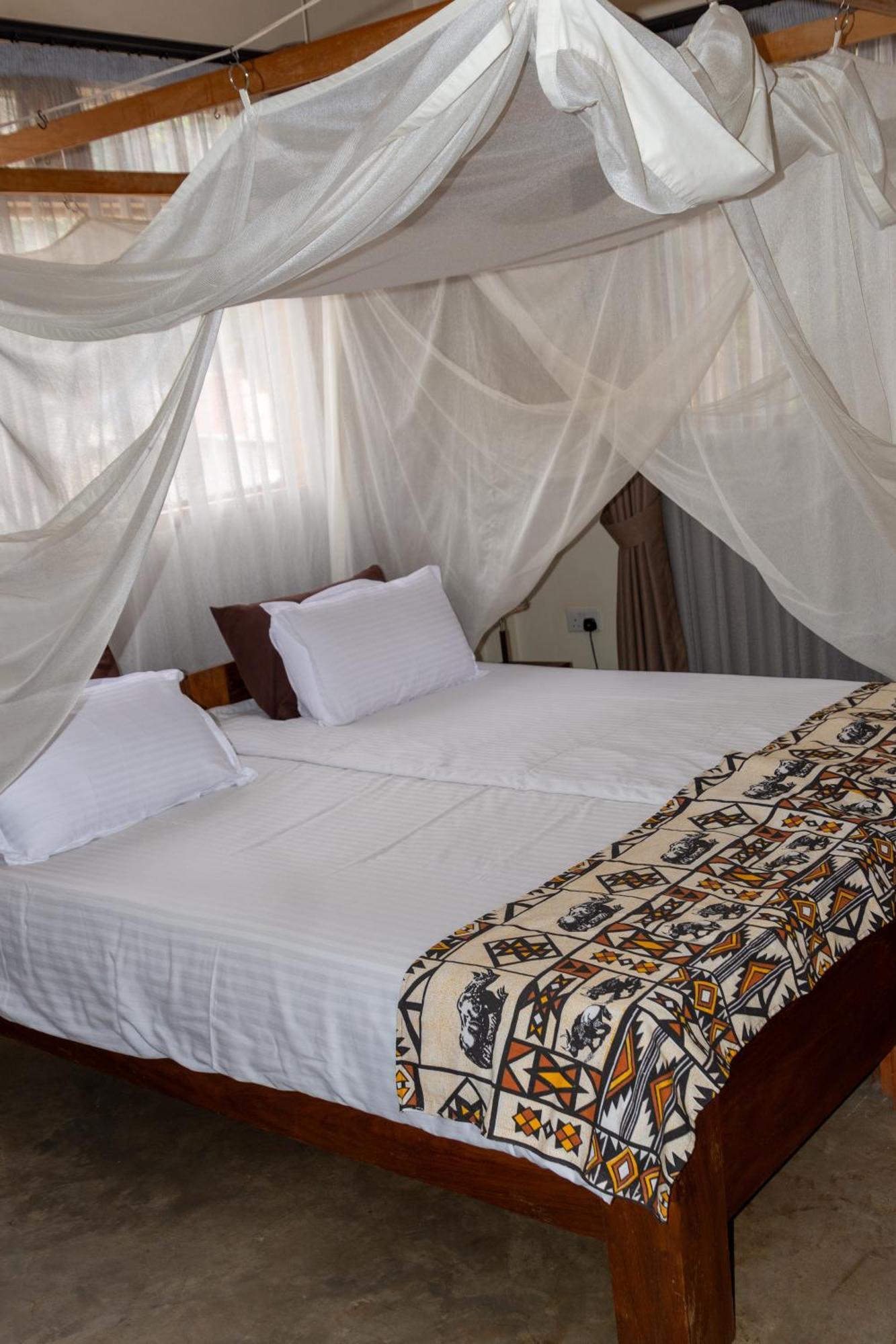 Dutchess Hotel And Restaurant Fort Portal Exterior foto